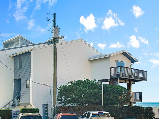 Building Photo - Amazing 3-Bed Condo with HUGE porch on the beach