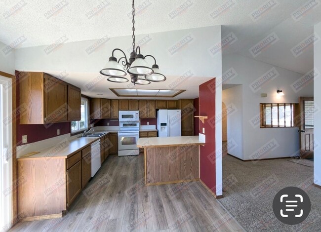 Building Photo - 4-bedroom Home For Rent