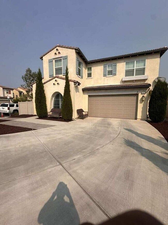 Building Photo - Stylish 4BR/3BA Home in Rosetta Canyon wit...