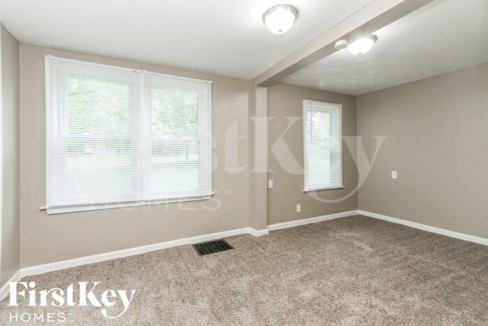 Building Photo - 5452 W Southport Rd