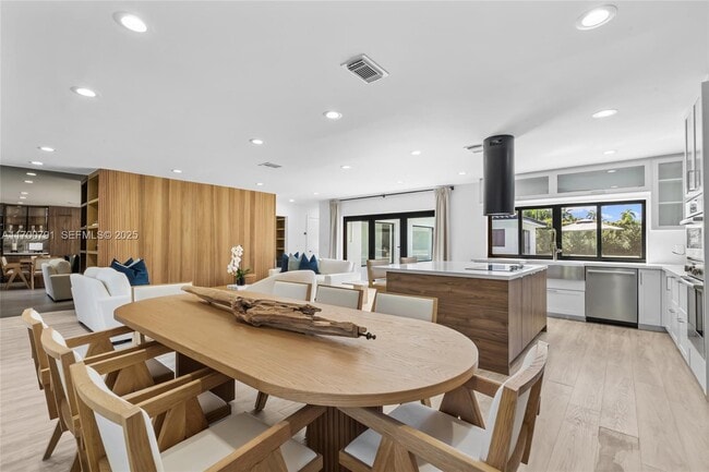 Building Photo - 116 W 1st Ct