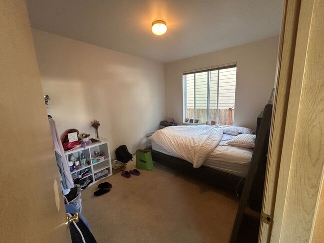 Building Photo - 4B, 2.5BA Pet-friendly home w/2-car garage...