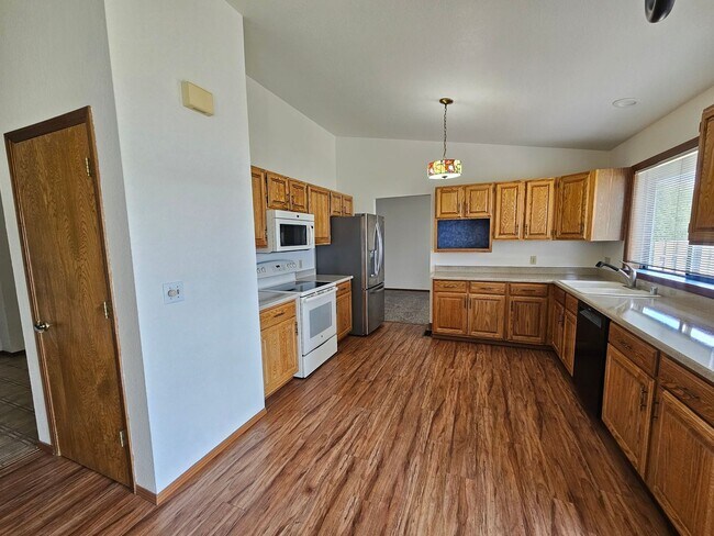Building Photo - Beautiful 4 Bedroom Home on the Lake-May Rent FREE!