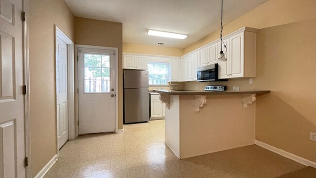 Building Photo - 2 Bedroom, 2.5 Bathrooms Townhome in the H...