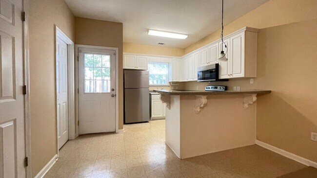 Building Photo - 2 Bedroom, 2.5 Bathrooms Townhome in the Heart of Savannah's Southside