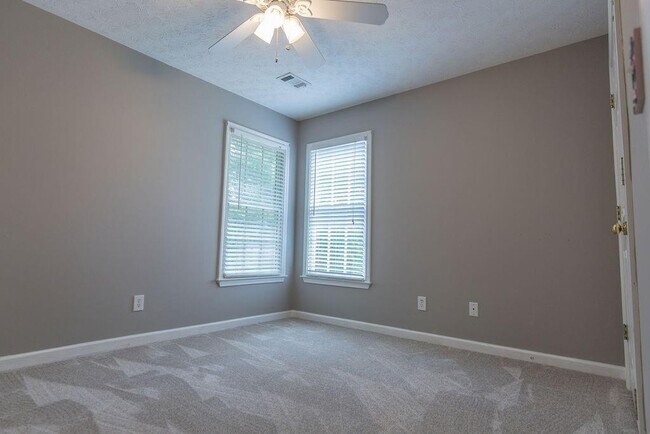 Building Photo - 3360 Shallowford Green Dr