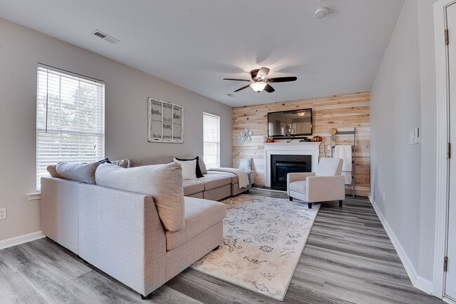 Building Photo - 4 BR/Loft near Simpsonville!  Lawn Maintenance included! Amenities & Close to Shopping & Restaurants