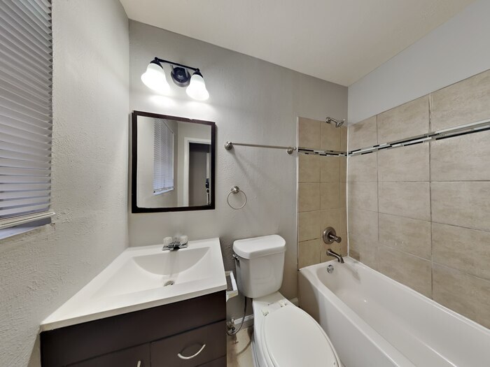 Building Photo - 1628 Canterbury Cir