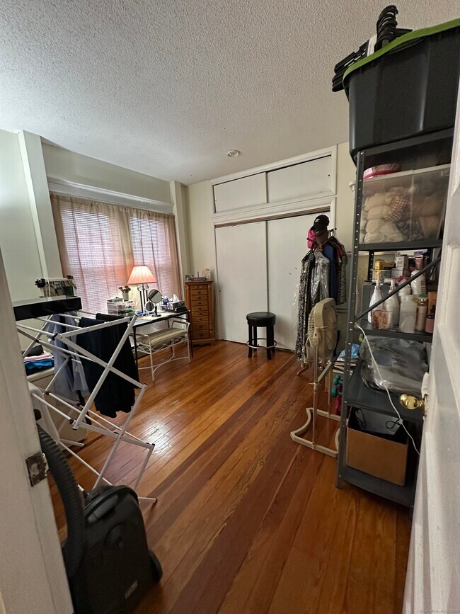 Building Photo - 220 Elliott Ave