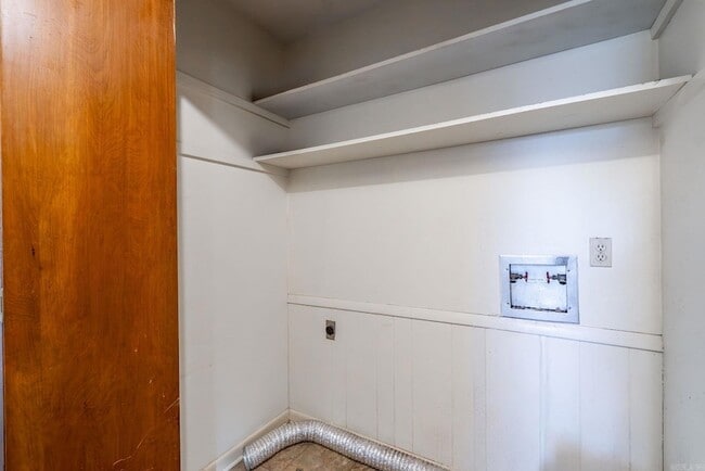 Building Photo - 6104 Meadowbrook Ln