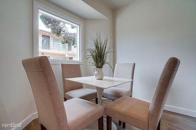 Building Photo - 911 E La Palma Dr