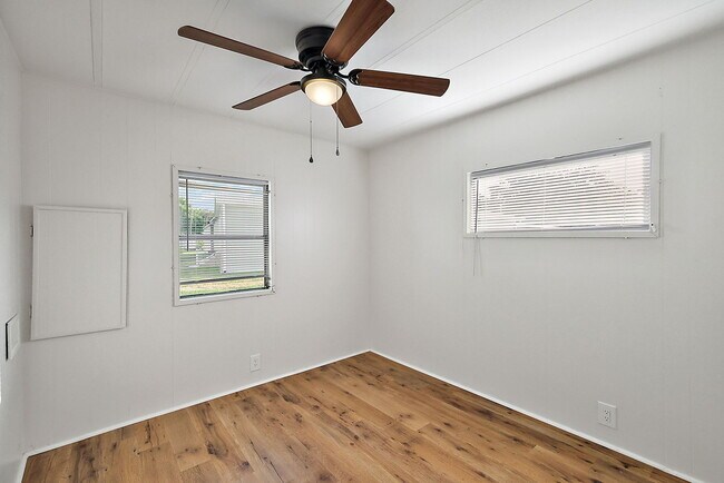 Building Photo - 123 Camellia Dr