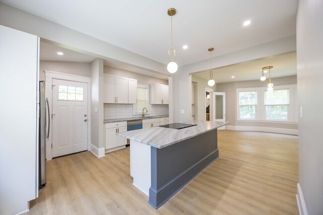 Building Photo - 1496 E 107th St