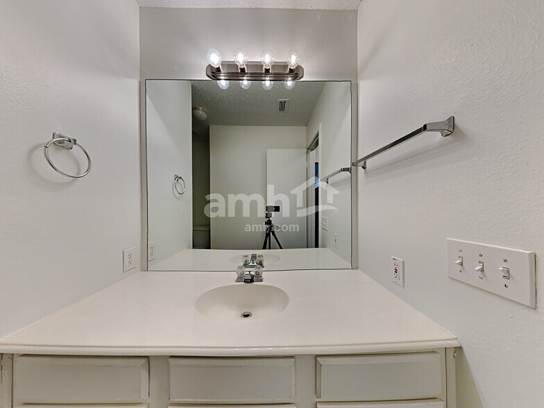 Building Photo - 933 Paddington Dr E