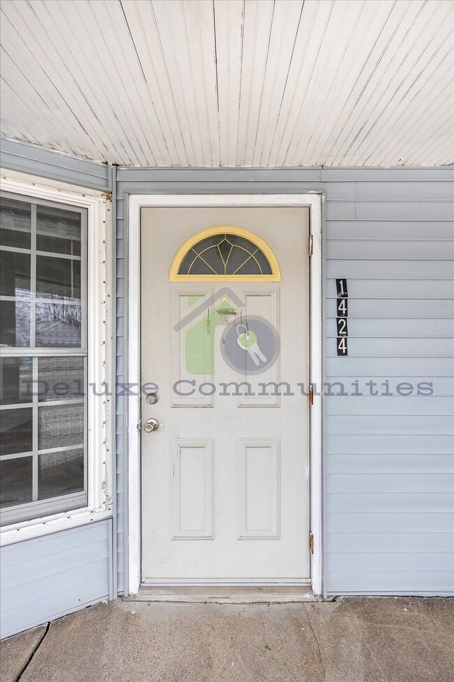 Building Photo - Spacious 4 Bedroom- With Extra room! New Remodel!