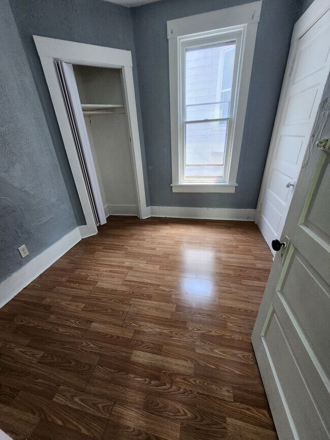 Building Photo - Upper 4 bedroom unit
