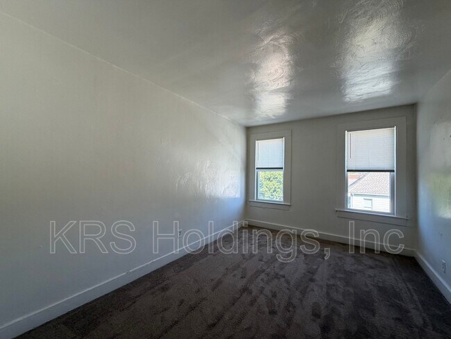 Building Photo - 325 W 31st St
