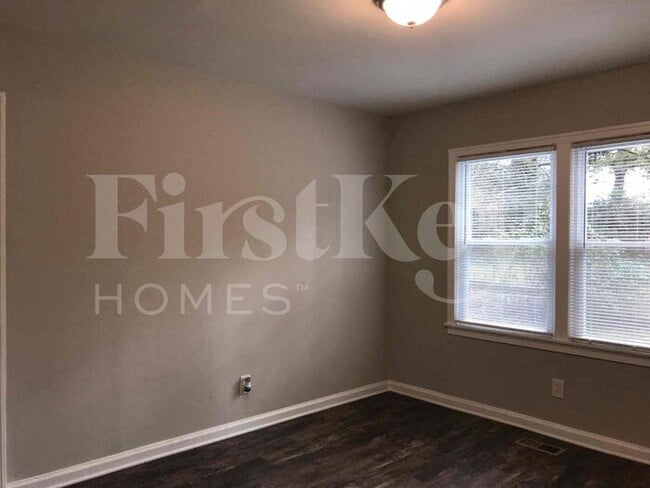 Building Photo - 844 Toliver St NE