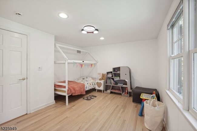 Building Photo - 24 Thackeray Dr