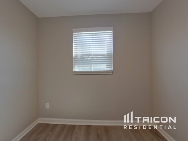 Building Photo - 120 Castlebrook Dr