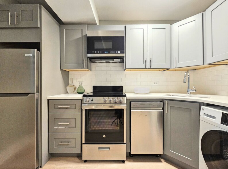 Building Photo - 1225 N La Salle Dr