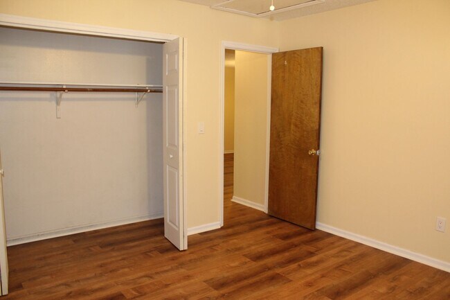 Building Photo - 2 bedroom 2 bath