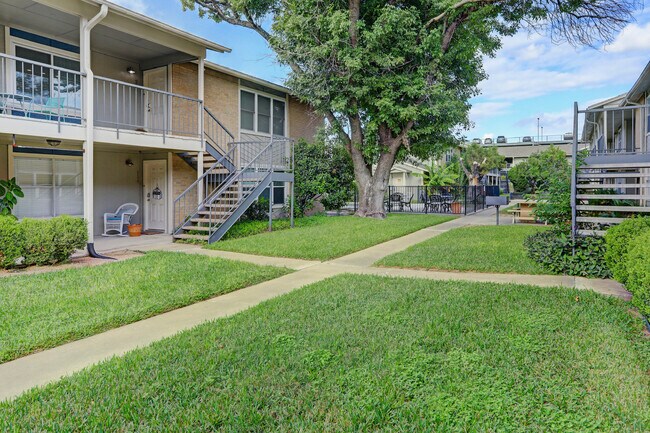 Building Photo - 2450 Ashdale Dr