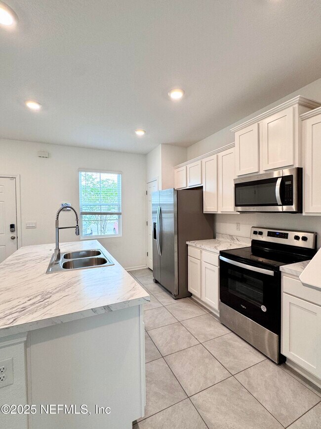 Building Photo - 8334 Zenith Cir