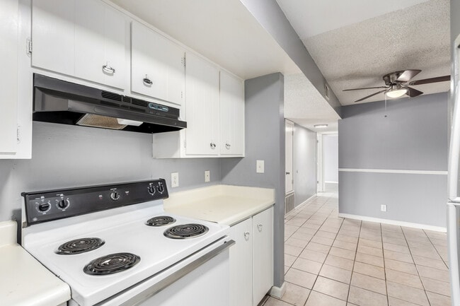 Building Photo - 2413 W Hazelwood St