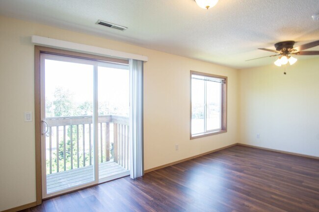 Building Photo - Great Piedmont 3 Bdr Townhouse w/Fireplace, DW + Garage!