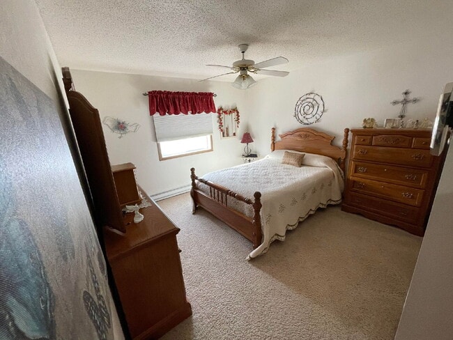 Building Photo - APPLICATION PENDING -- Spacious, Pet-Frien...