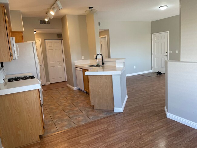 Building Photo - 2 bedroom upgraded condo in Silverado Ranch