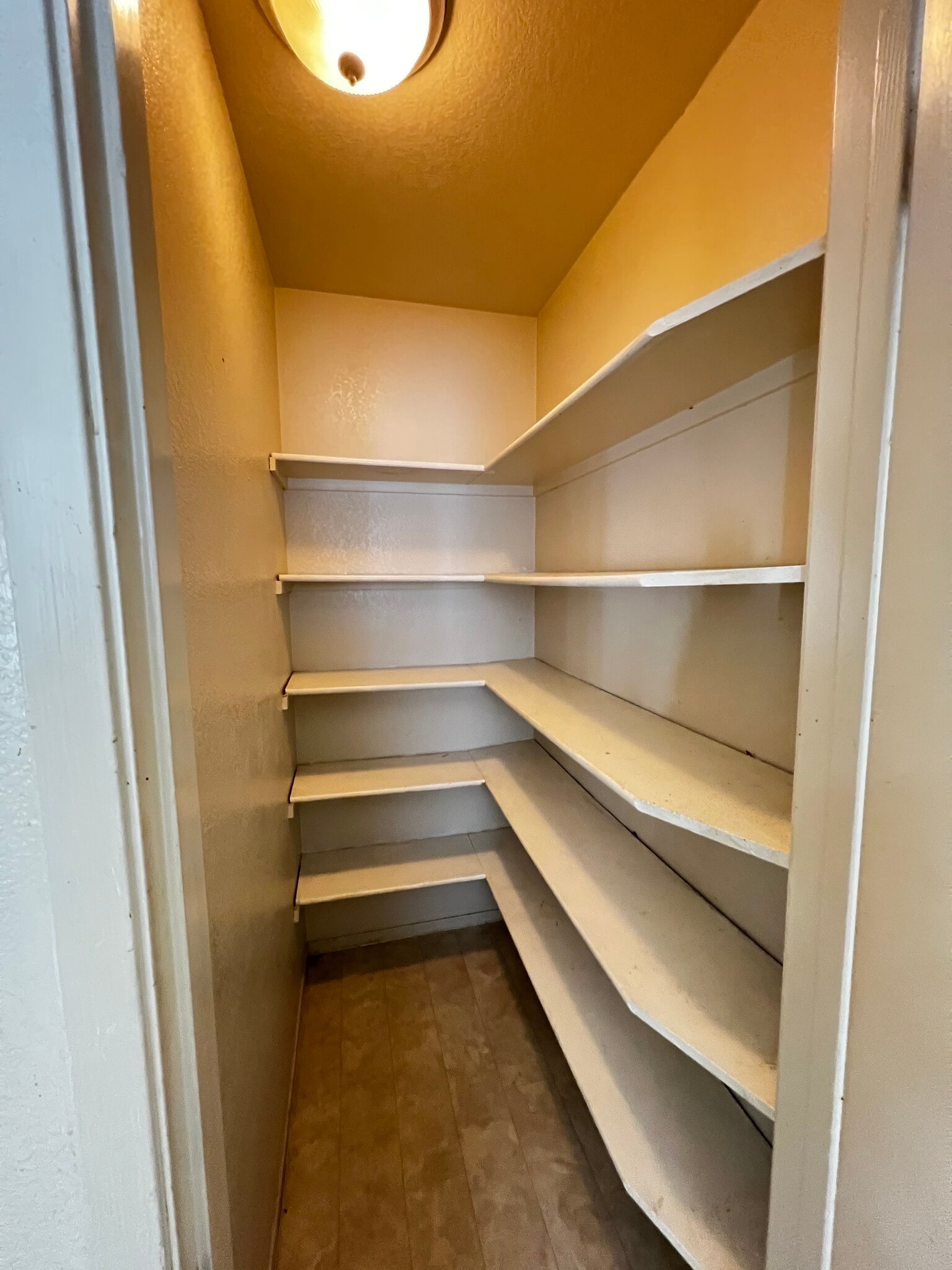Large walk-in pantry - 9012 Cornwall Dr