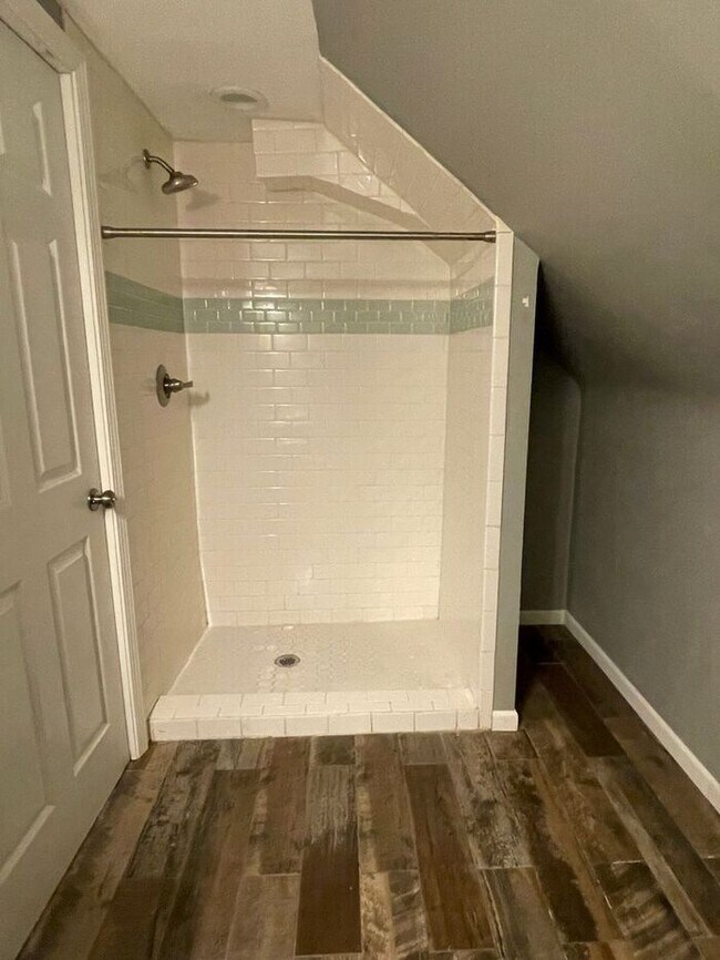 Building Photo - Upper Level Uptown Duplex, Hardwood Floors...