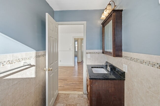 Building Photo - 312 Rivet St