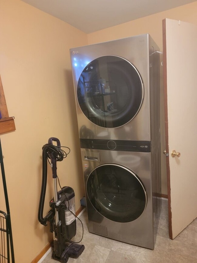 Building Photo - 39 Hudson St