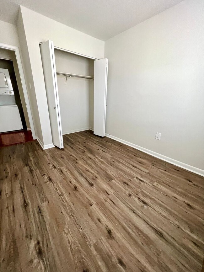 Building Photo - Luxurious 3-Bedroom Townhome in Logan Square with Parking Space Included! Available mid-August!