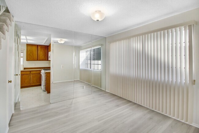 Building Photo - Your Dream 3BR/2.5BA Rental in the Desirable 'Dearborn Grove' Community in Redlands!
