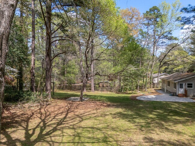 Building Photo - Ranch Three Bedrooms with Fenced in Yard Available April - Move in Ready!