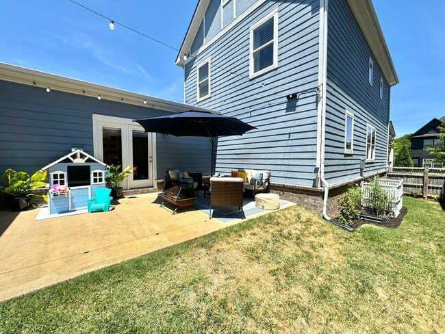 Building Photo - 3 Bedroom, 2.5 Bath Home w/ Fenced Yard and 2 Car Garage