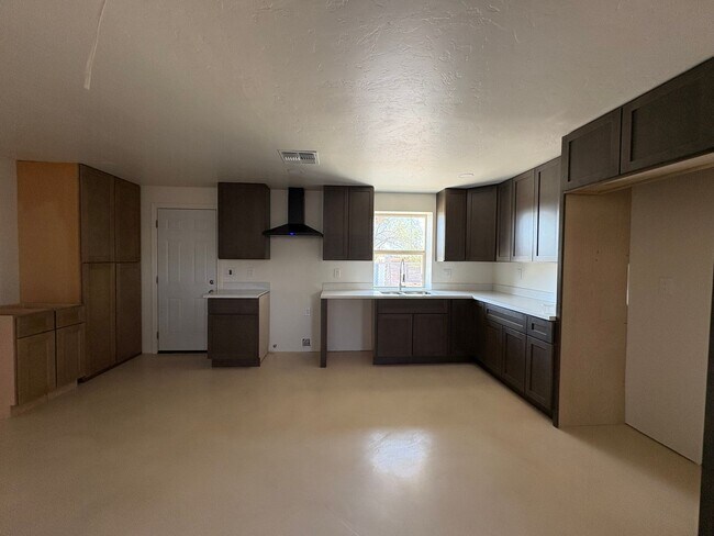 Building Photo - 3 Bedroom 2 Bath by Reid Park !