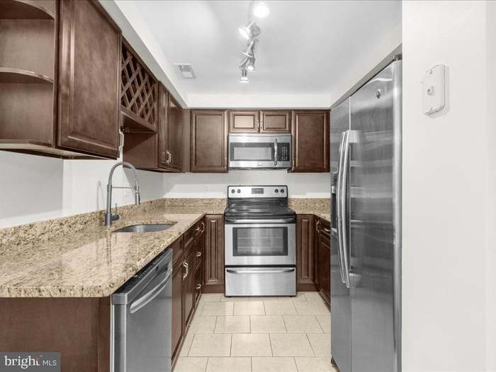 Building Photo - 723 S Charles St