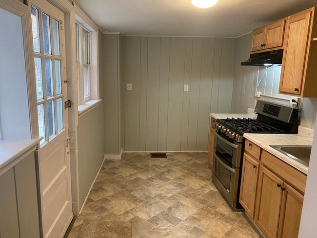 Building Photo - Charming 2 Bedroom Home in Chestnut Hill!