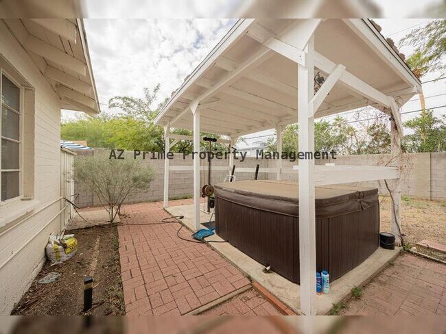 Building Photo - 9430 N 11th Pl