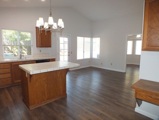 Building Photo - 3/2 1700 sf in Folsom Willow Creek Estates
