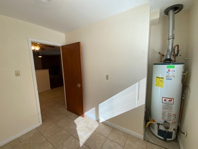 Building Photo - 3 Bedroom Single Story Home Available Near...