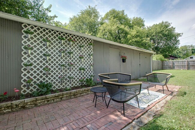 Building Photo - Cute and Cozy Home in Cleveland Park, Walk to Mas Tacos and The Pharmacy, Minutes to Five Points,...