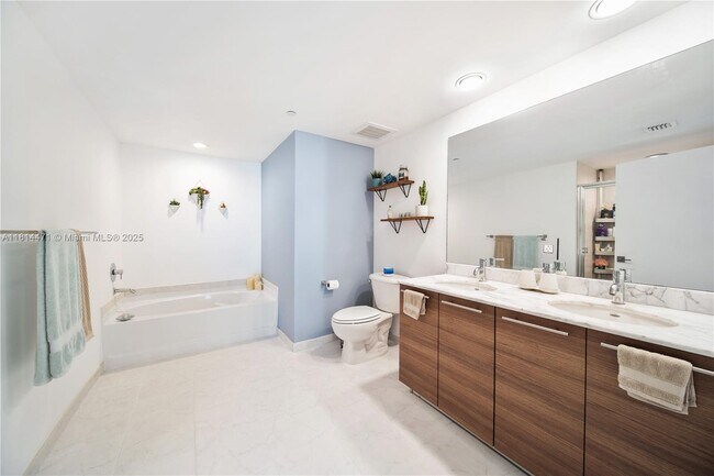 Building Photo - 950 Brickell Bay Dr