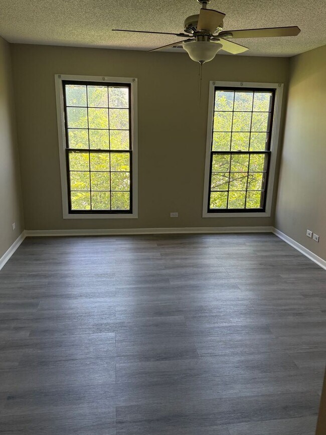Building Photo - Recently Renovated 2 Bed 1 Bath in Naperville, Ready Now!