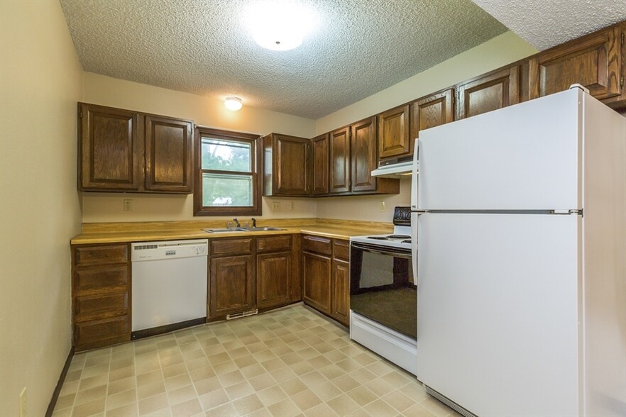 Kitchen with DW - 1526 Linda Dr